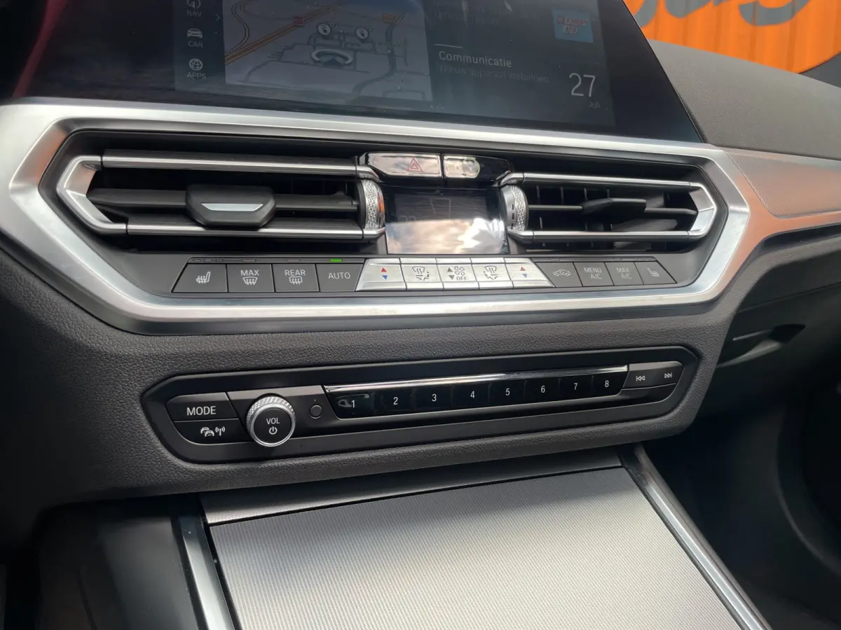 Touring 330e 292pk M-Sport | Pano | Trekhaak | Adap. Cruise | HUD | Stoelverwarming | BLIS |