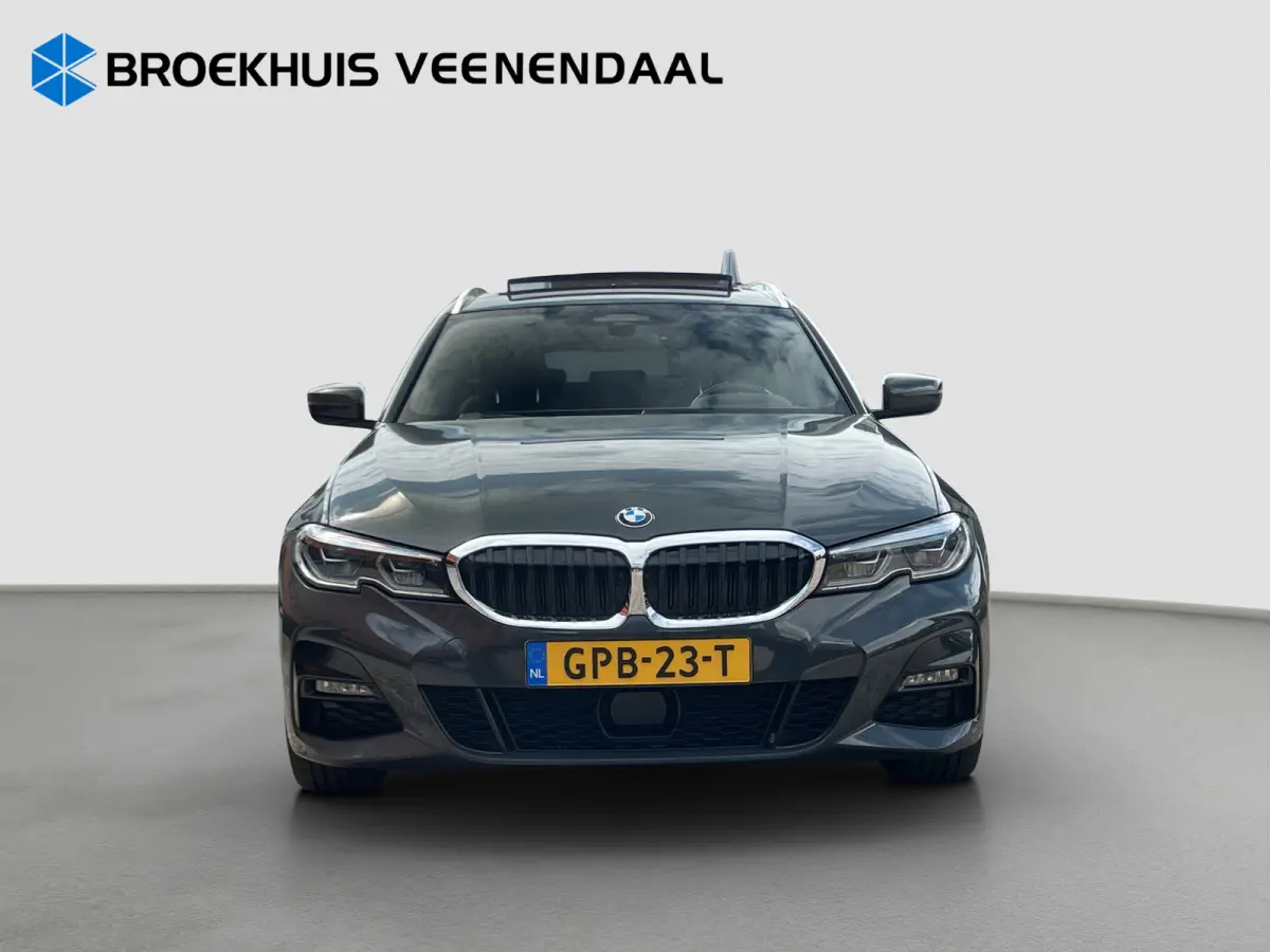 Touring 330e 292pk M-Sport | Pano | Trekhaak | Adap. Cruise | HUD | Stoelverwarming | BLIS |