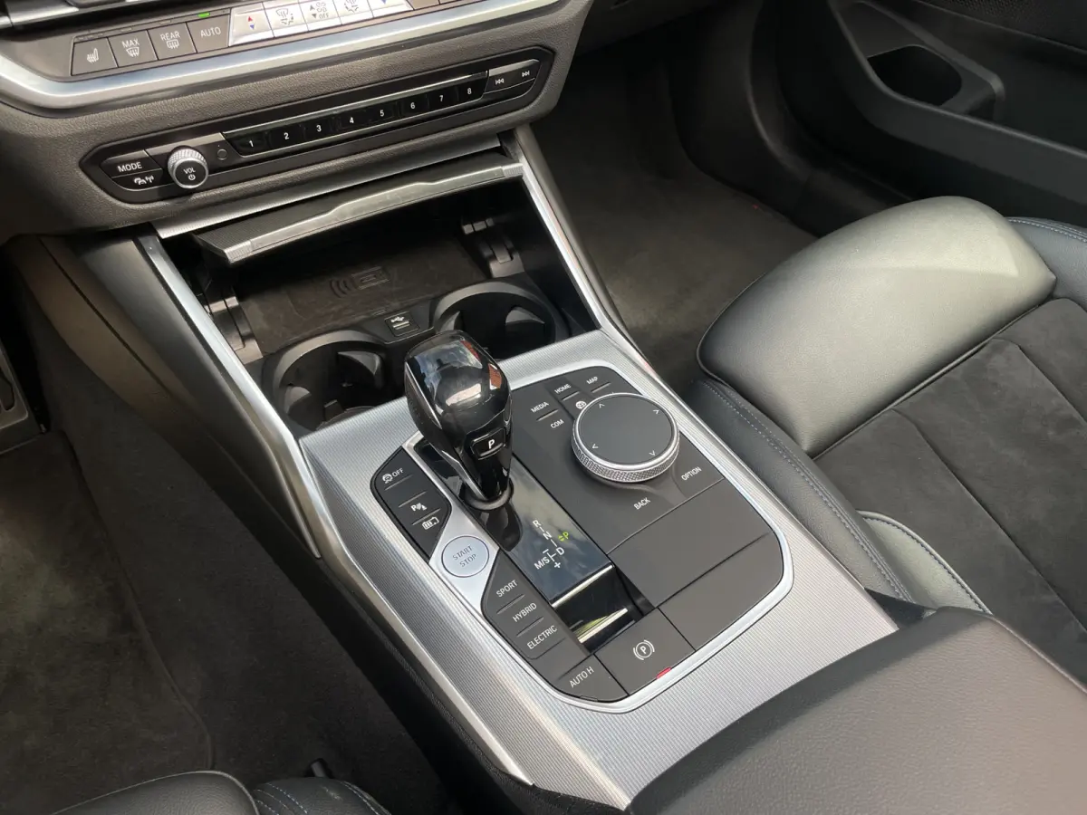 Touring 330e 292pk M-Sport | Pano | Trekhaak | Adap. Cruise | HUD | Stoelverwarming | BLIS |