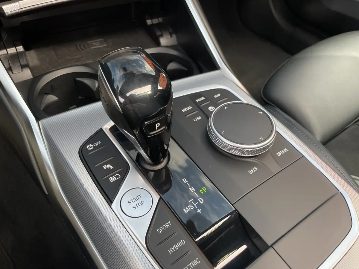 Touring 330e 292pk M-Sport | Pano | Trekhaak | Adap. Cruise | HUD | Stoelverwarming | BLIS |