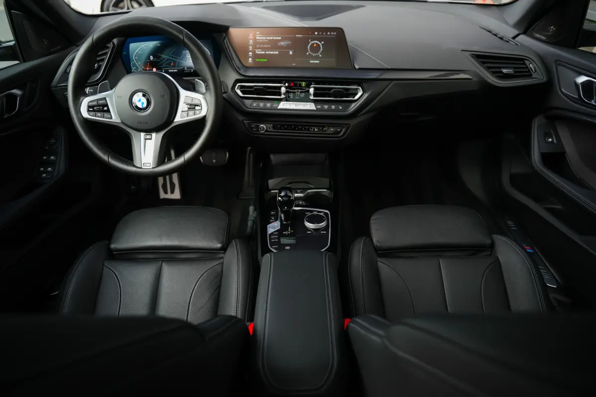 220i 179 pk M-Sportpakket / Frozen-Grey/ Pano-Dak/ Harman&Kardon/ Individual/ Keyless/ Camera/ Memory/ Adapt.Cruise/ Stoel+Stuurverw./ 19''LMV