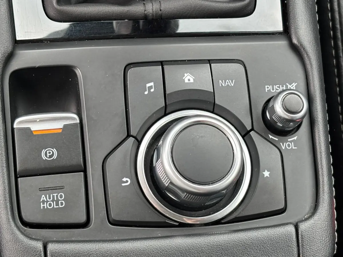 2.0 SkyActiv-G 121 Luxury | ALLES aan deze auto is SUPER , KM-Stand, Kleur , Uitvoering en NIEUWSTAAT