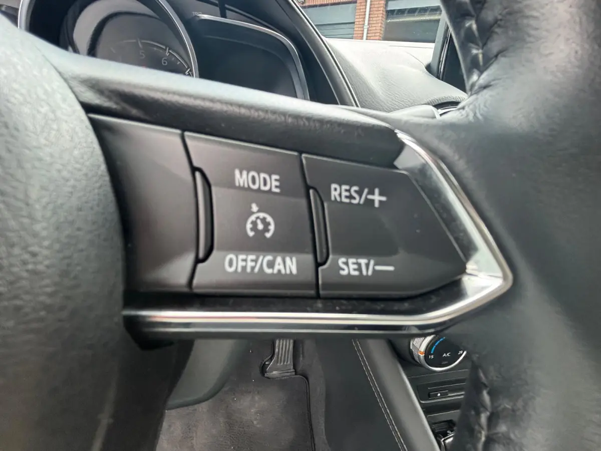 2.0 SkyActiv-G 121 Luxury | ALLES aan deze auto is SUPER , KM-Stand, Kleur , Uitvoering en NIEUWSTAAT