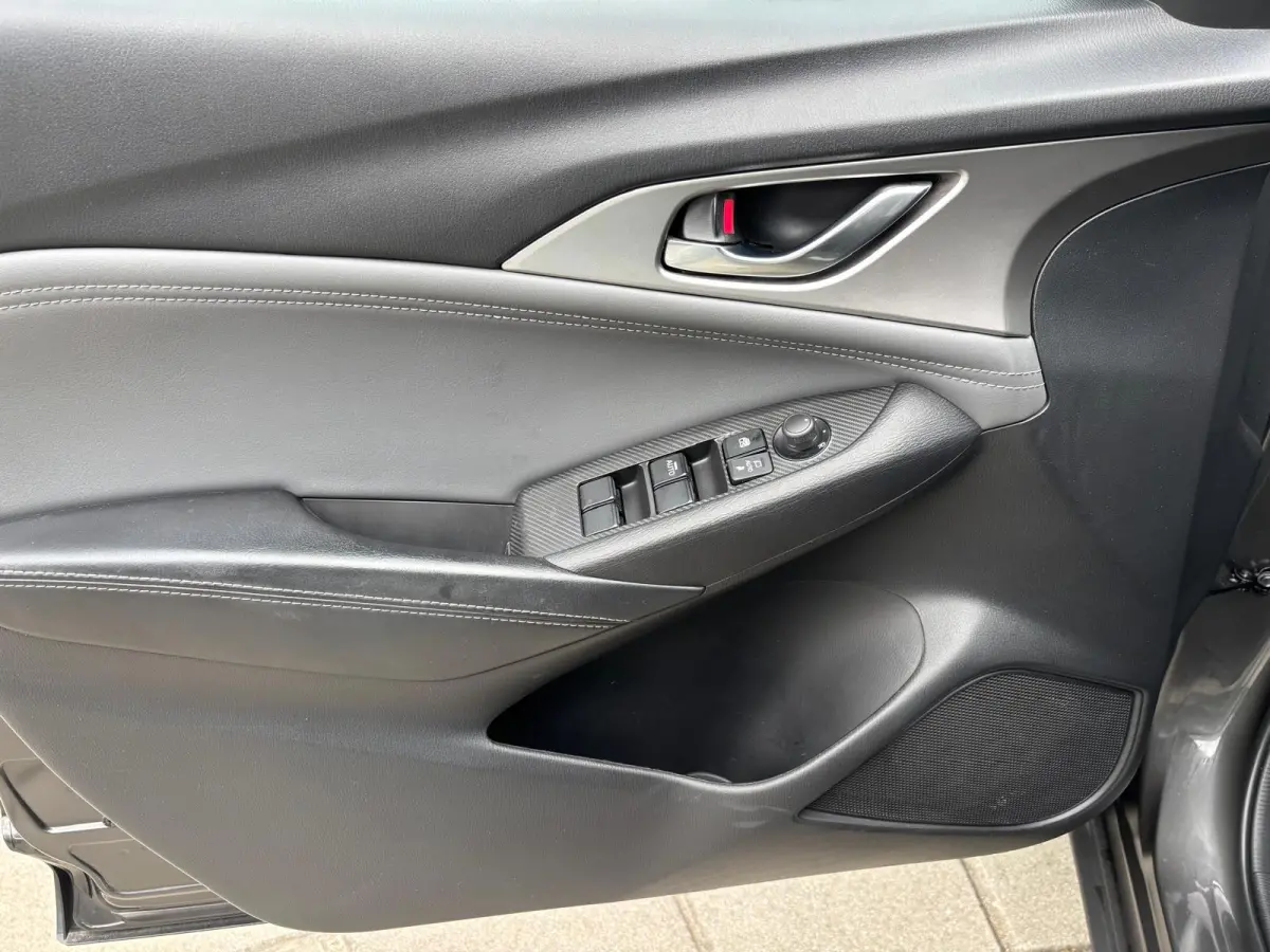 2.0 SkyActiv-G 121 Luxury | ALLES aan deze auto is SUPER , KM-Stand, Kleur , Uitvoering en NIEUWSTAAT