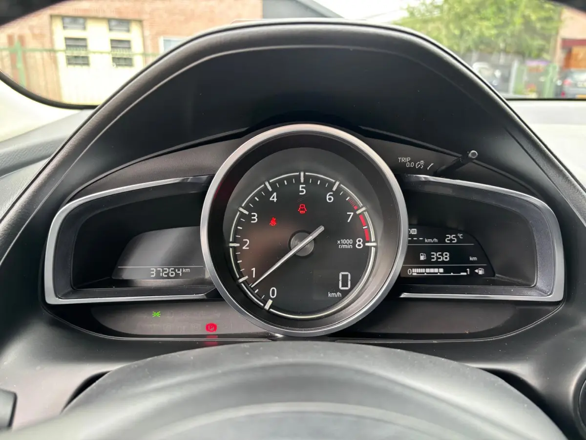 2.0 SkyActiv-G 121 Luxury | ALLES aan deze auto is SUPER , KM-Stand, Kleur , Uitvoering en NIEUWSTAAT