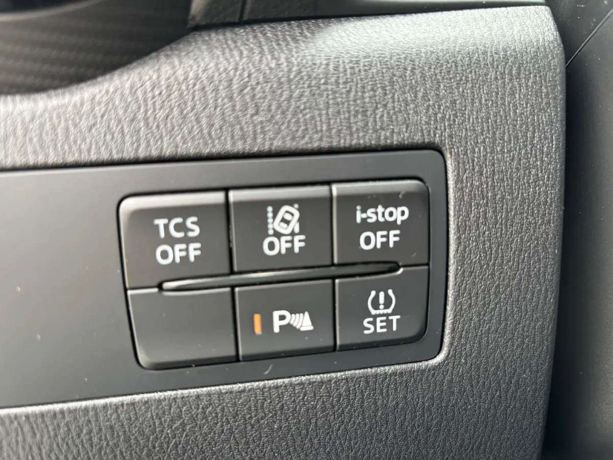 2.0 SkyActiv-G 121 Luxury | ALLES aan deze auto is SUPER , KM-Stand, Kleur , Uitvoering en NIEUWSTAAT
