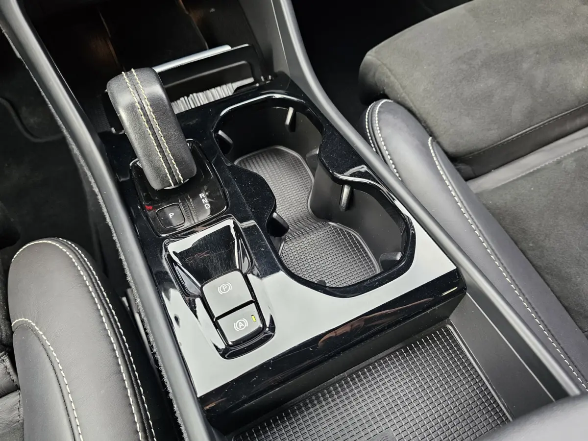1.5 T4 R-Design PHEV | LED | Trekhaak | 360 camera | Elek. stoelen + mermory | Stoelverwarming | Alcantara |