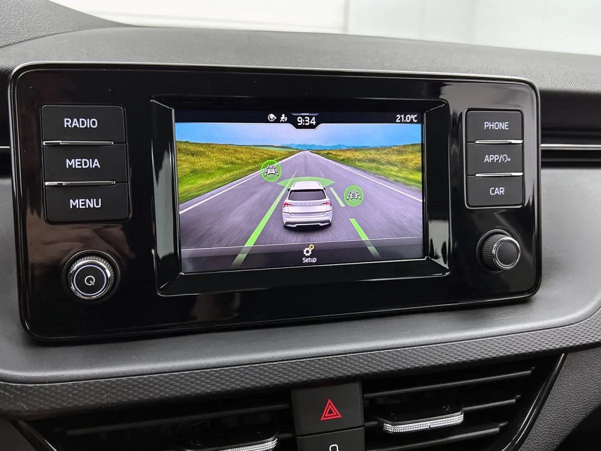1.0 TSI 111PK Active / Hoge instap / 6Versn. / Pdc. / Airco / Radio multimedia  / Cruis controle / Apk 03-2027