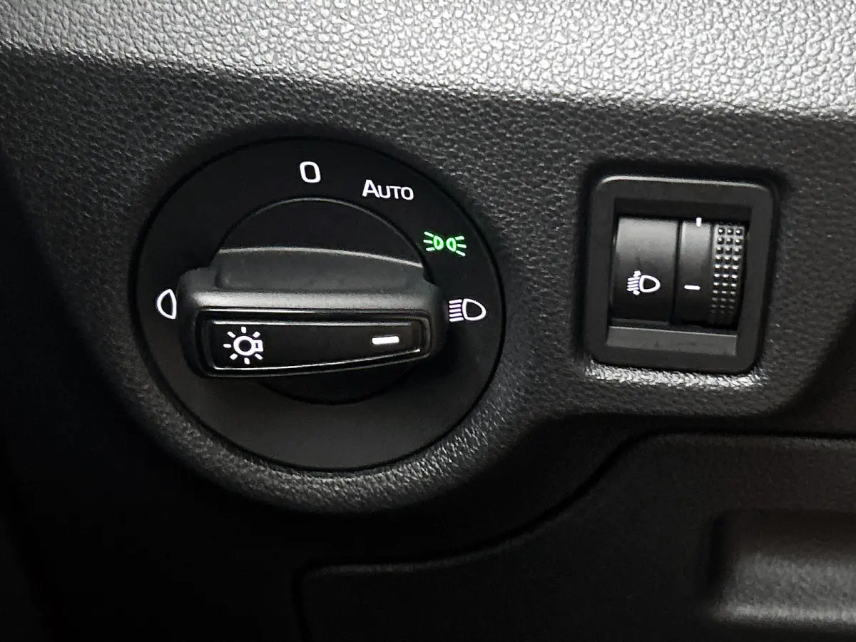 1.0 TSI 111PK Active / Hoge instap / 6Versn. / Pdc. / Airco / Radio multimedia  / Cruis controle / Apk 03-2027