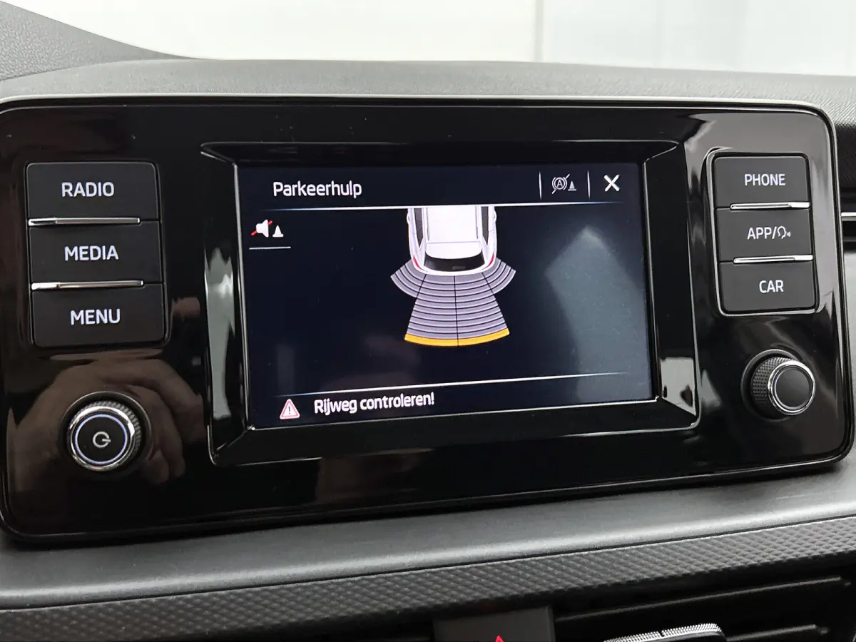 1.0 TSI 111PK Active / Hoge instap / 6Versn. / Pdc. / Airco / Radio multimedia  / Cruis controle / Apk 03-2027