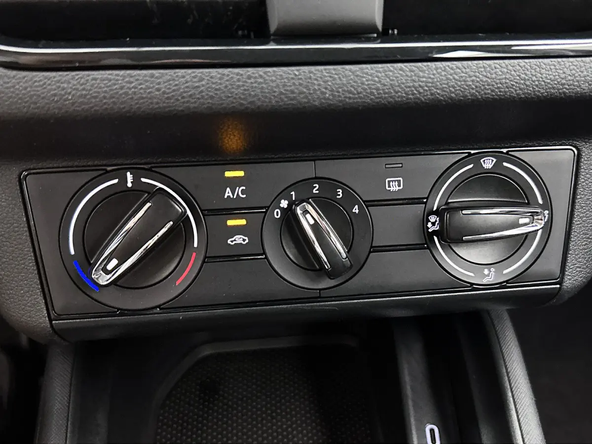 1.0 TSI 111PK Active / Hoge instap / 6Versn. / Pdc. / Airco / Radio multimedia  / Cruis controle / Apk 03-2027