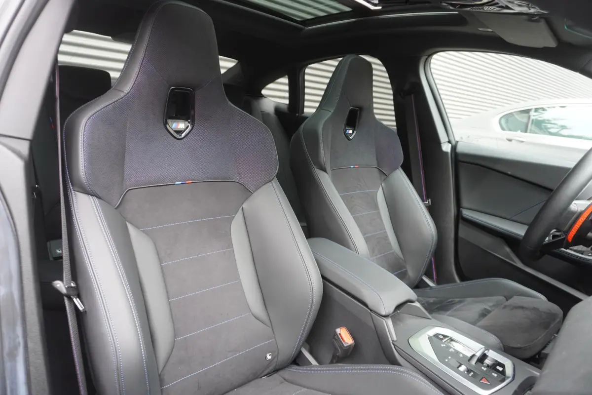 M235 xDrive | M Sportpakket Pro | Innovation Pack | Stuurwielrand verwarmd | Glazen panoramadak | Elektrisch verstelbare stoelen | Driving Assistant Professional | Harman Kardon HiFi Sound s