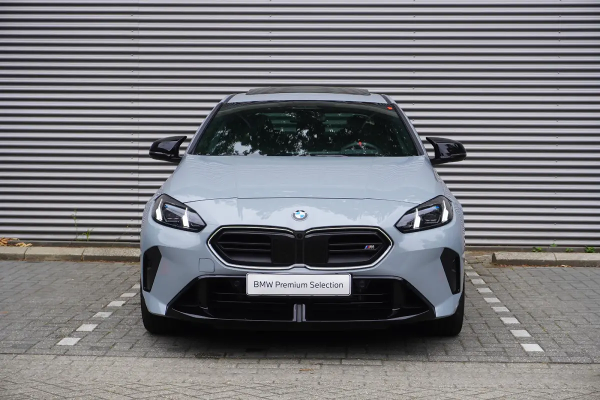 M235 xDrive | M Sportpakket Pro | Innovation Pack | Stuurwielrand verwarmd | Glazen panoramadak | Elektrisch verstelbare stoelen | Driving Assistant Professional | Harman Kardon HiFi Sound s