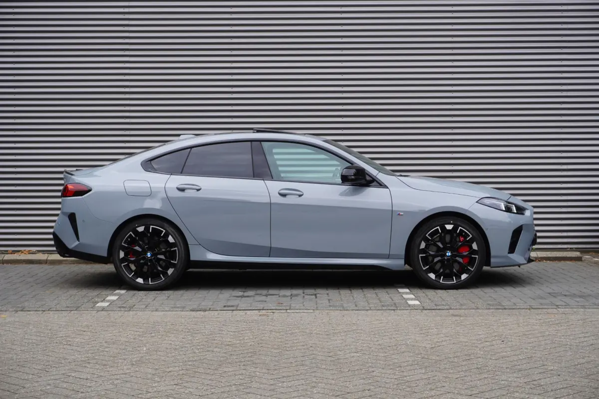 M235 xDrive | M Sportpakket Pro | Innovation Pack | Stuurwielrand verwarmd | Glazen panoramadak | Elektrisch verstelbare stoelen | Driving Assistant Professional | Harman Kardon HiFi Sound s