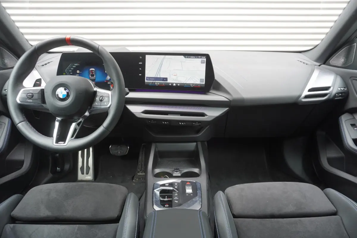 M235 xDrive | M Sportpakket Pro | Innovation Pack | Stuurwielrand verwarmd | Glazen panoramadak | Elektrisch verstelbare stoelen | Driving Assistant Professional | Harman Kardon HiFi Sound s