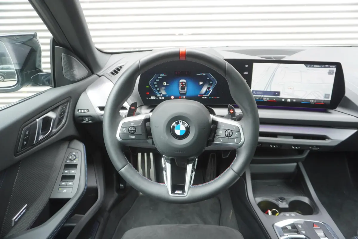 M235 xDrive | M Sportpakket Pro | Innovation Pack | Stuurwielrand verwarmd | Glazen panoramadak | Elektrisch verstelbare stoelen | Driving Assistant Professional | Harman Kardon HiFi Sound s