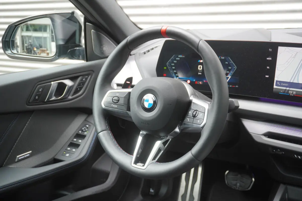 M235 xDrive | M Sportpakket Pro | Innovation Pack | Stuurwielrand verwarmd | Glazen panoramadak | Elektrisch verstelbare stoelen | Driving Assistant Professional | Harman Kardon HiFi Sound s