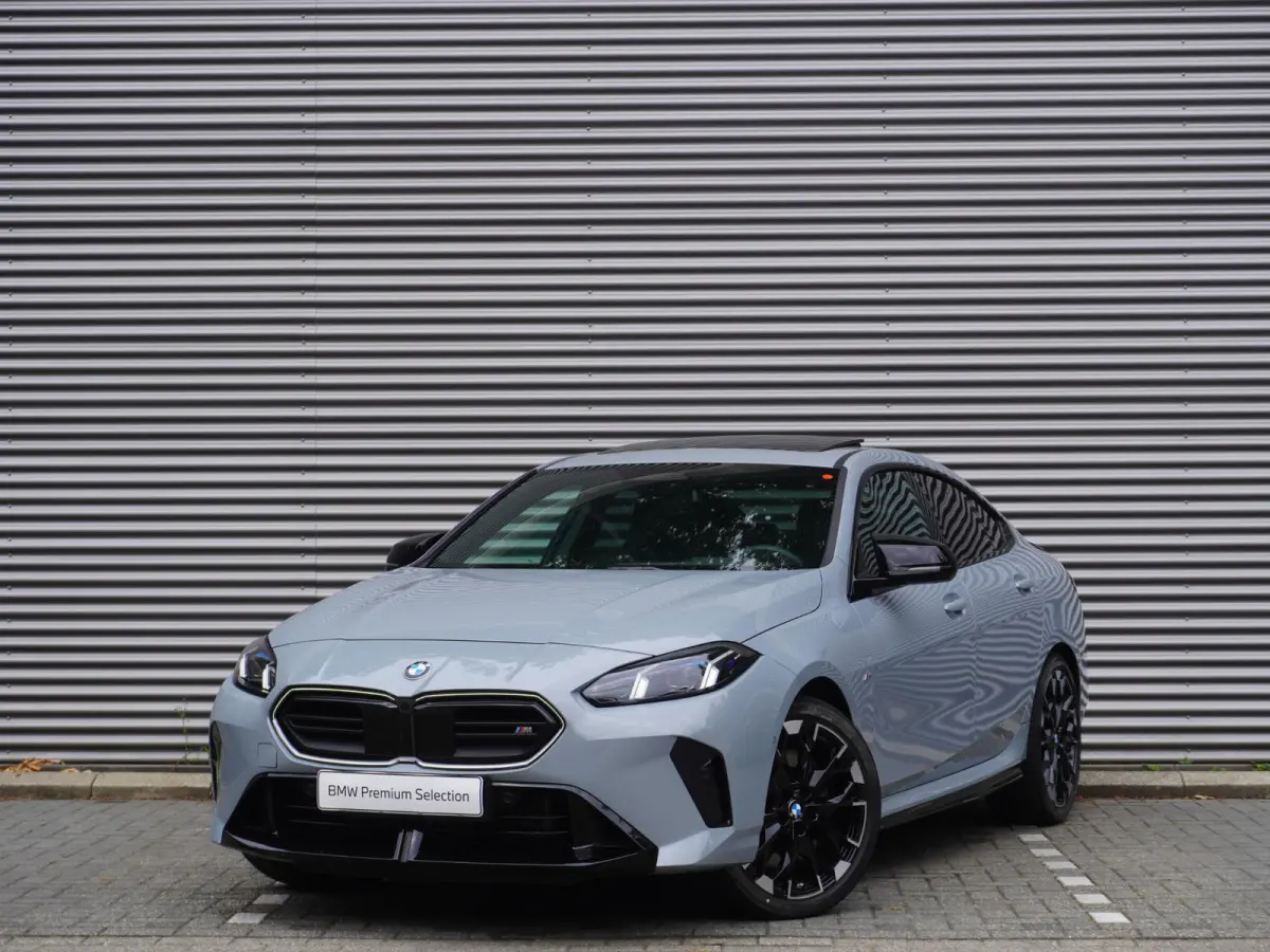 M235 xDrive | M Sportpakket Pro | Innovation Pack | Stuurwielrand verwarmd | Glazen panoramadak | Elektrisch verstelbare stoelen | Driving Assistant Professional | Harman Kardon HiFi Sound s