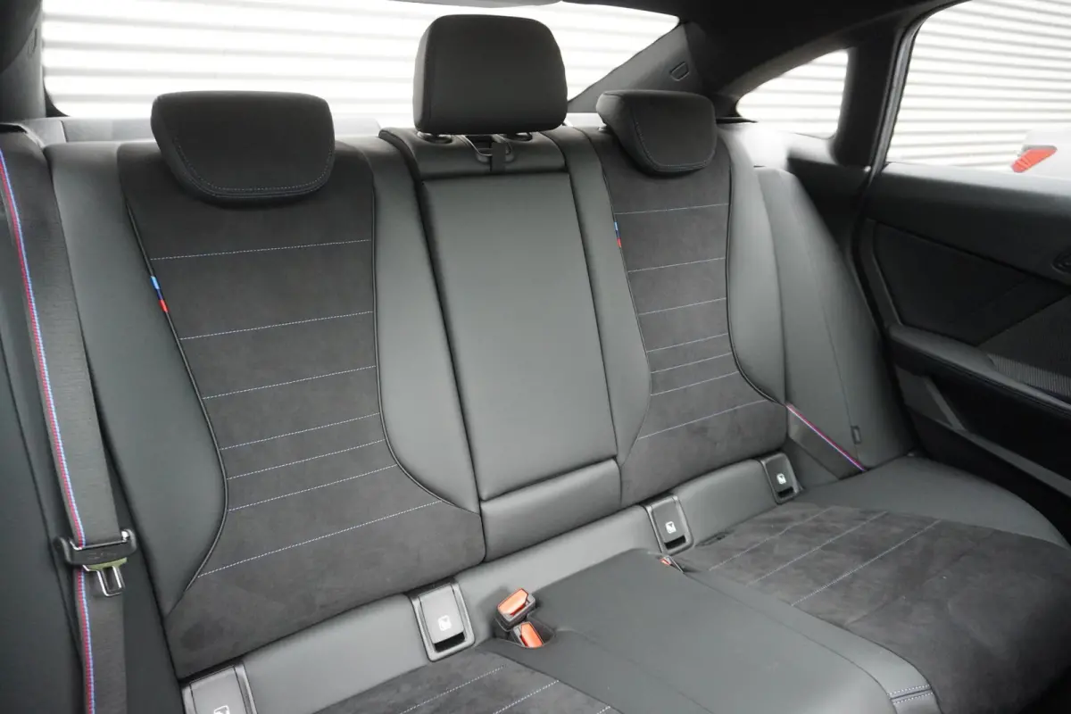 M235 xDrive | M Sportpakket Pro | Innovation Pack | Stuurwielrand verwarmd | Glazen panoramadak | Elektrisch verstelbare stoelen | Driving Assistant Professional | Harman Kardon HiFi Sound s