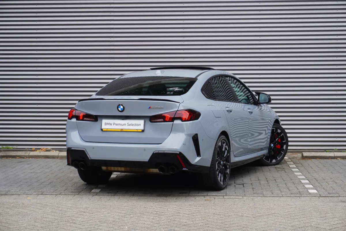 M235 xDrive | M Sportpakket Pro | Innovation Pack | Stuurwielrand verwarmd | Glazen panoramadak | Elektrisch verstelbare stoelen | Driving Assistant Professional | Harman Kardon HiFi Sound s