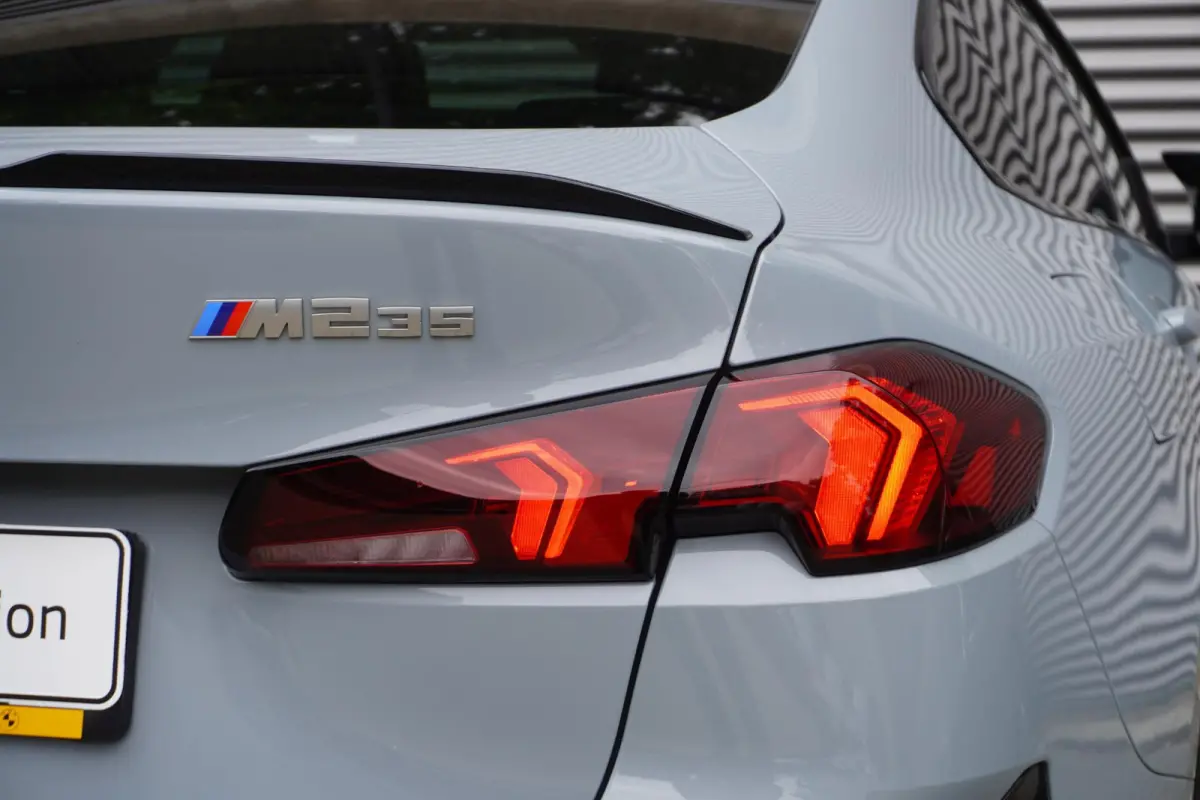 M235 xDrive | M Sportpakket Pro | Innovation Pack | Stuurwielrand verwarmd | Glazen panoramadak | Elektrisch verstelbare stoelen | Driving Assistant Professional | Harman Kardon HiFi Sound s