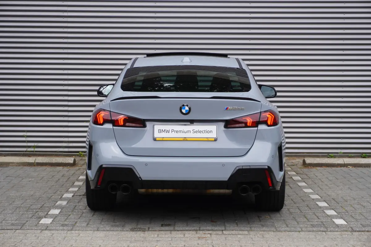 M235 xDrive | M Sportpakket Pro | Innovation Pack | Stuurwielrand verwarmd | Glazen panoramadak | Elektrisch verstelbare stoelen | Driving Assistant Professional | Harman Kardon HiFi Sound s