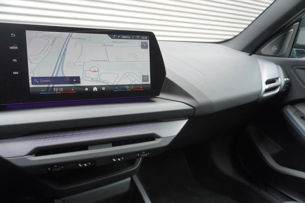 M235 xDrive | M Sportpakket Pro | Innovation Pack | Stuurwielrand verwarmd | Glazen panoramadak | Elektrisch verstelbare stoelen | Driving Assistant Professional | Harman Kardon HiFi Sound s