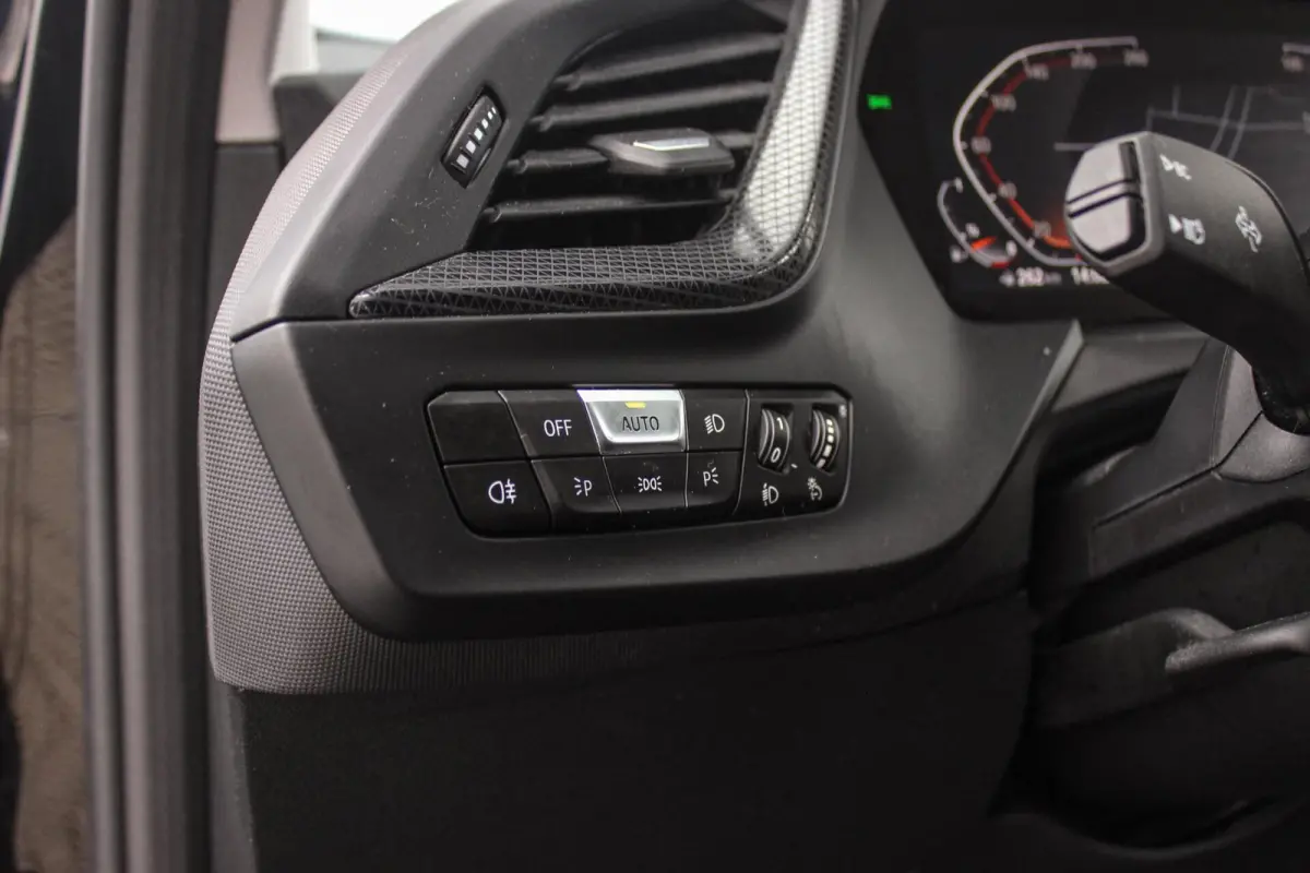 118i | Sport Line | 1e eigenaar | NL auto | Active Guard Plus | Stoelverwarming | Sportstoelen | LED | Sportstuur | Cruise control | Climate control | DAB | Park Assistant