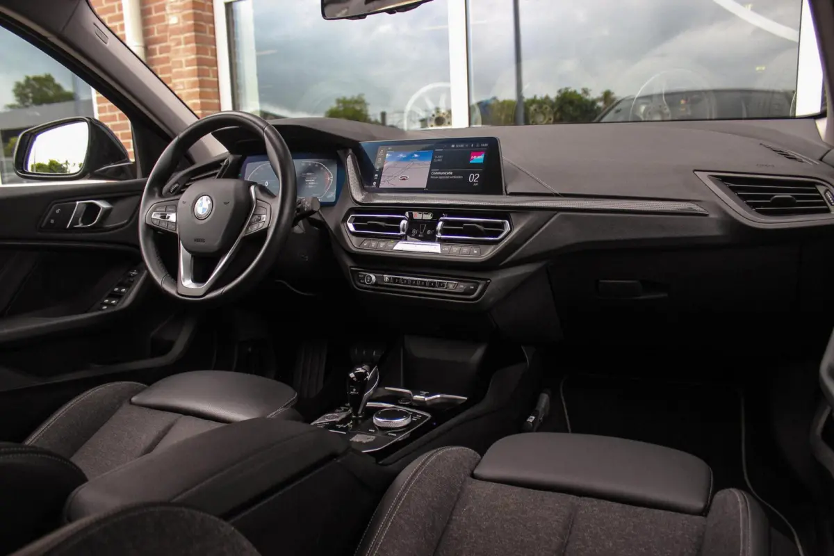 118i | Sport Line | 1e eigenaar | NL auto | Active Guard Plus | Stoelverwarming | Sportstoelen | LED | Sportstuur | Cruise control | Climate control | DAB | Park Assistant