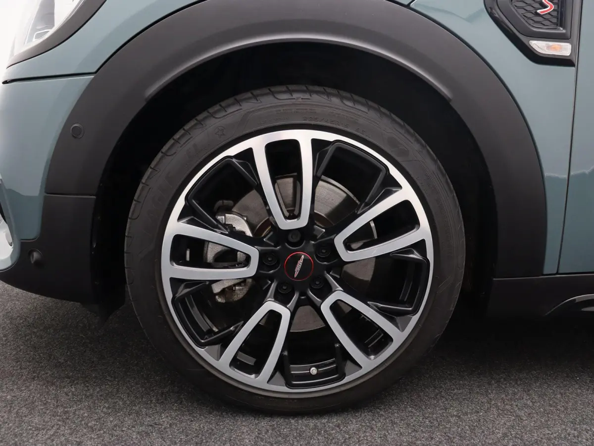 Cooper S ALL4 John Cooper Works + Harman-Kardon + Glazen panoramadak + 	Achteruitrijcamera + Comfort Access + Elektrisch verwarmde voorstoelen + 19'' + 	Park Assistant