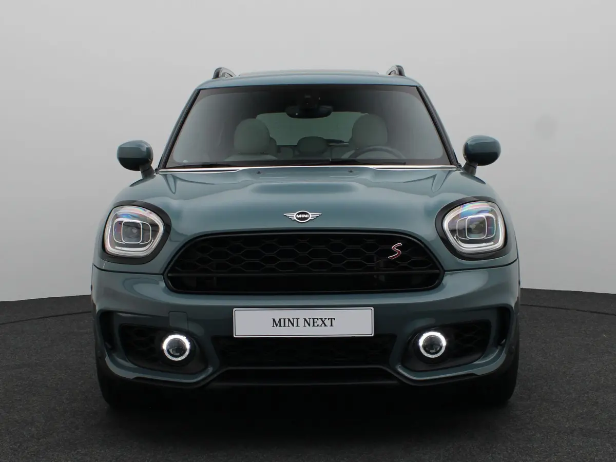 Cooper S ALL4 John Cooper Works + Harman-Kardon + Glazen panoramadak + 	Achteruitrijcamera + Comfort Access + Elektrisch verwarmde voorstoelen + 19'' + 	Park Assistant