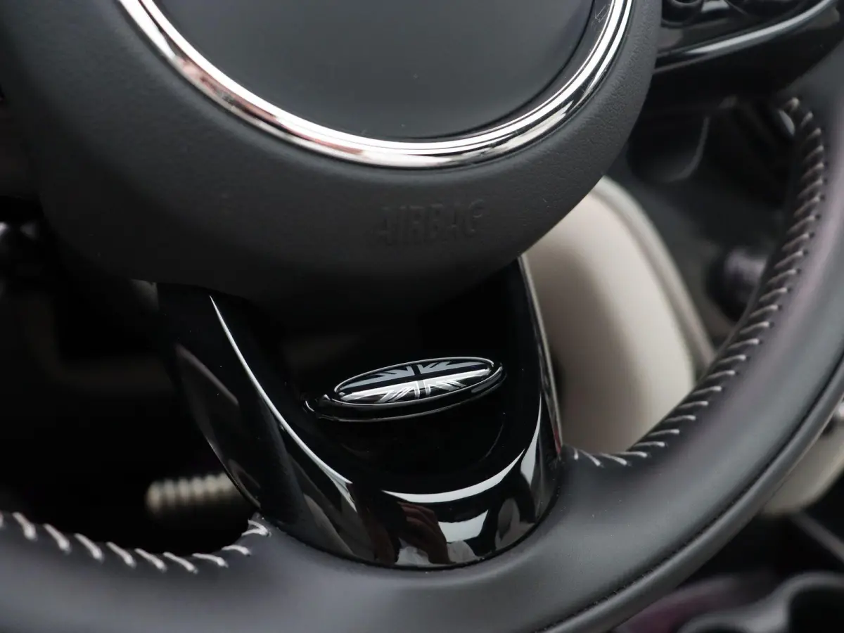 Cooper S ALL4 John Cooper Works + Harman-Kardon + Glazen panoramadak + 	Achteruitrijcamera + Comfort Access + Elektrisch verwarmde voorstoelen + 19'' + 	Park Assistant