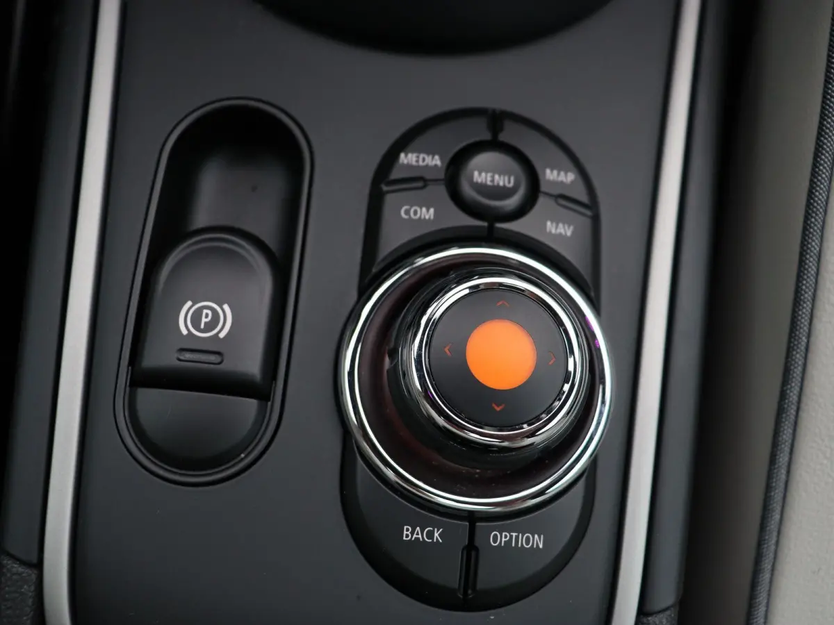 Cooper S ALL4 John Cooper Works + Harman-Kardon + Glazen panoramadak + 	Achteruitrijcamera + Comfort Access + Elektrisch verwarmde voorstoelen + 19'' + 	Park Assistant