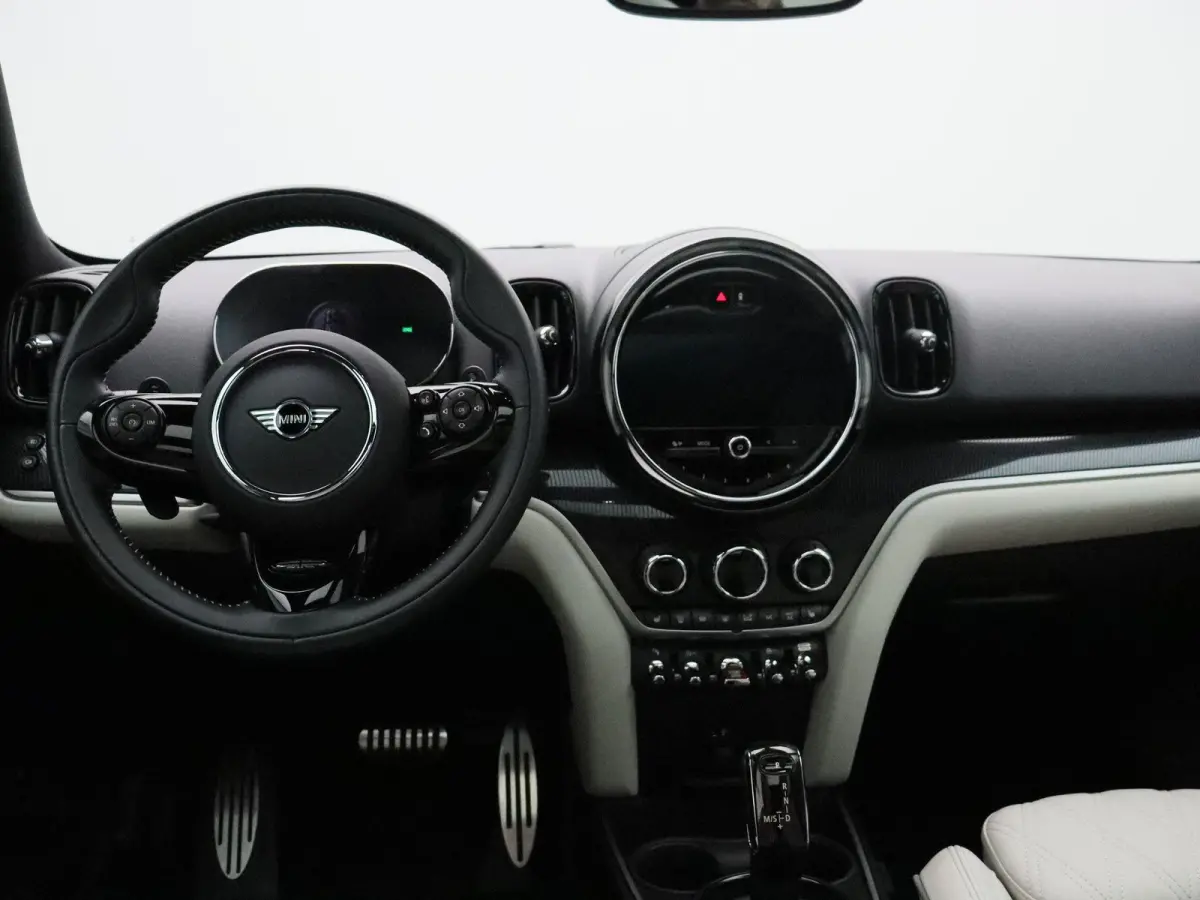 Cooper S ALL4 John Cooper Works + Harman-Kardon + Glazen panoramadak + 	Achteruitrijcamera + Comfort Access + Elektrisch verwarmde voorstoelen + 19'' + 	Park Assistant