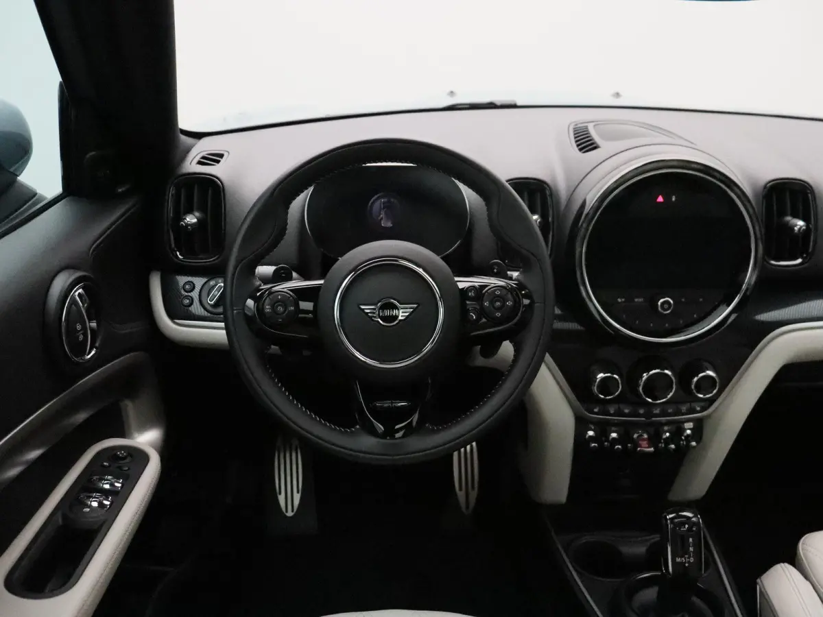 Cooper S ALL4 John Cooper Works + Harman-Kardon + Glazen panoramadak + 	Achteruitrijcamera + Comfort Access + Elektrisch verwarmde voorstoelen + 19'' + 	Park Assistant