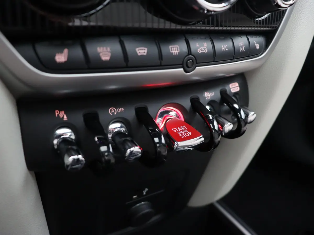 Cooper S ALL4 John Cooper Works + Harman-Kardon + Glazen panoramadak + 	Achteruitrijcamera + Comfort Access + Elektrisch verwarmde voorstoelen + 19'' + 	Park Assistant