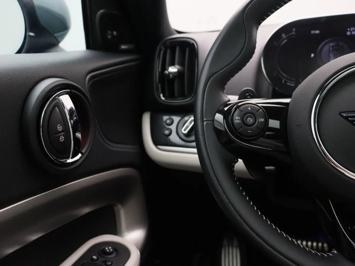Cooper S ALL4 John Cooper Works + Harman-Kardon + Glazen panoramadak + 	Achteruitrijcamera + Comfort Access + Elektrisch verwarmde voorstoelen + 19'' + 	Park Assistant