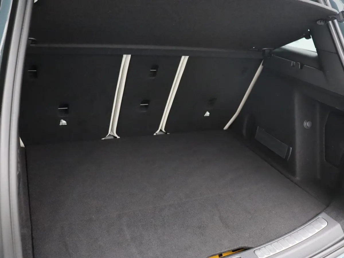 Cooper S ALL4 John Cooper Works + Harman-Kardon + Glazen panoramadak + 	Achteruitrijcamera + Comfort Access + Elektrisch verwarmde voorstoelen + 19'' + 	Park Assistant
