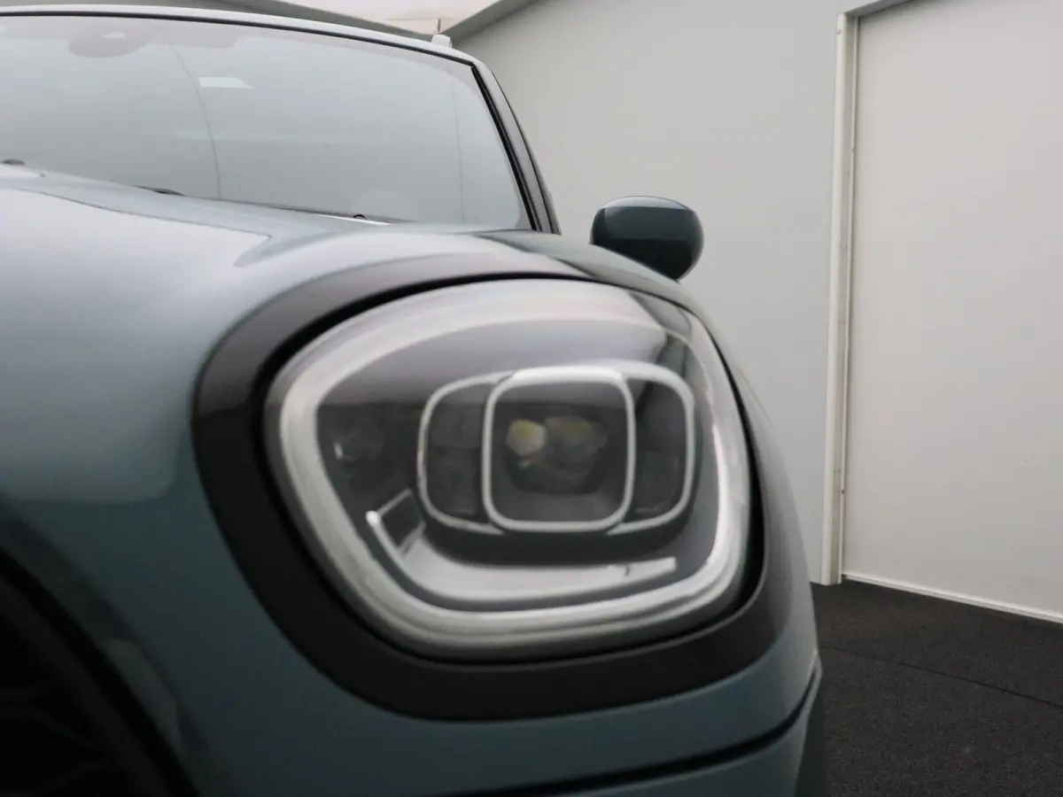 Cooper S ALL4 John Cooper Works + Harman-Kardon + Glazen panoramadak + 	Achteruitrijcamera + Comfort Access + Elektrisch verwarmde voorstoelen + 19'' + 	Park Assistant