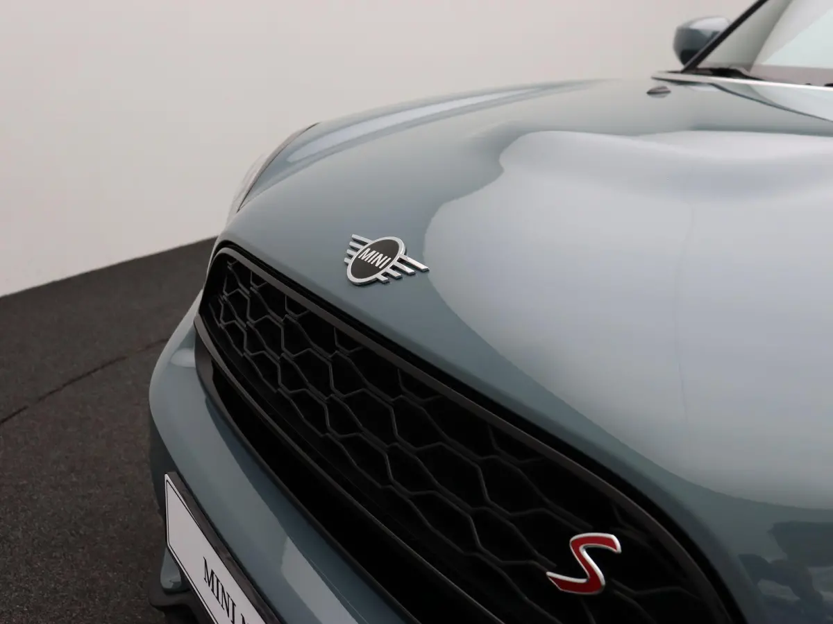Cooper S ALL4 John Cooper Works + Harman-Kardon + Glazen panoramadak + 	Achteruitrijcamera + Comfort Access + Elektrisch verwarmde voorstoelen + 19'' + 	Park Assistant