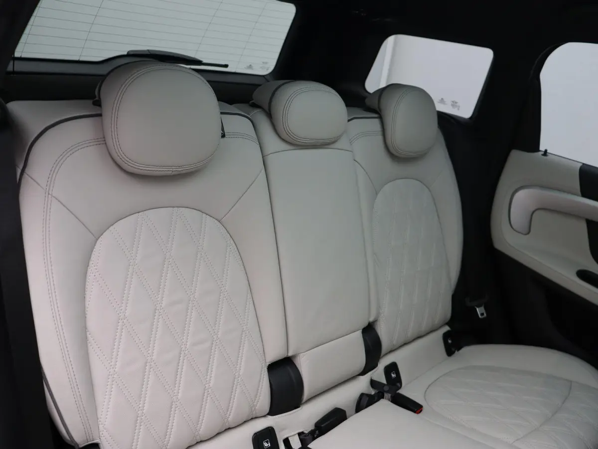Cooper S ALL4 John Cooper Works + Harman-Kardon + Glazen panoramadak + 	Achteruitrijcamera + Comfort Access + Elektrisch verwarmde voorstoelen + 19'' + 	Park Assistant