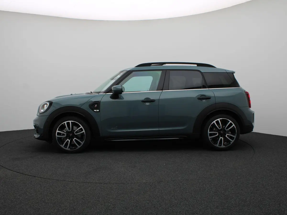 Cooper S ALL4 John Cooper Works + Harman-Kardon + Glazen panoramadak + 	Achteruitrijcamera + Comfort Access + Elektrisch verwarmde voorstoelen + 19'' + 	Park Assistant