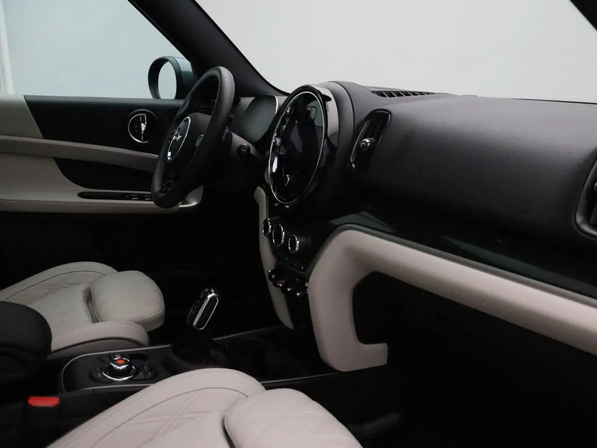 Cooper S ALL4 John Cooper Works + Harman-Kardon + Glazen panoramadak + 	Achteruitrijcamera + Comfort Access + Elektrisch verwarmde voorstoelen + 19'' + 	Park Assistant