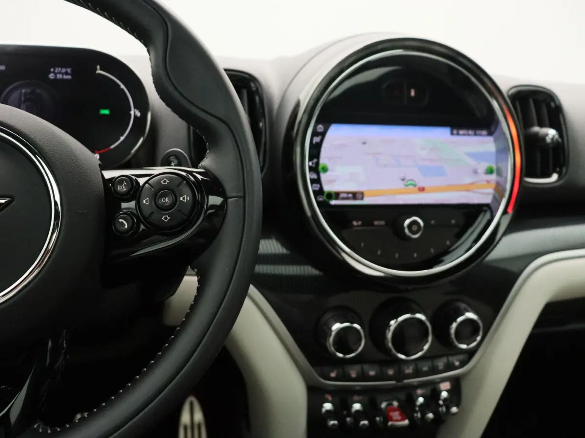 Cooper S ALL4 John Cooper Works + Harman-Kardon + Glazen panoramadak + 	Achteruitrijcamera + Comfort Access + Elektrisch verwarmde voorstoelen + 19'' + 	Park Assistant