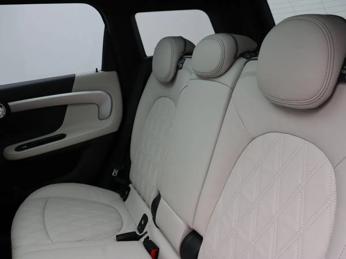 Cooper S ALL4 John Cooper Works + Harman-Kardon + Glazen panoramadak + 	Achteruitrijcamera + Comfort Access + Elektrisch verwarmde voorstoelen + 19'' + 	Park Assistant