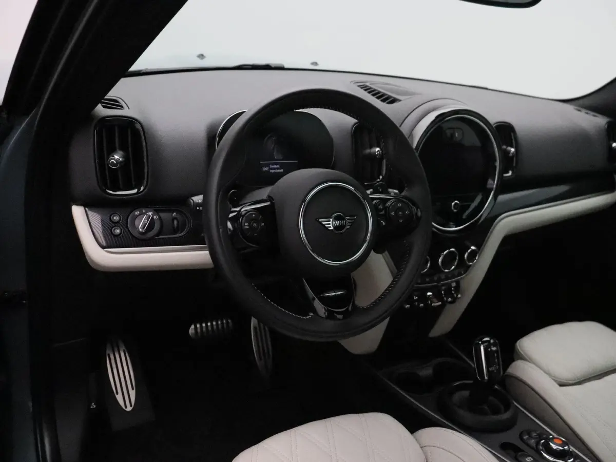 Cooper S ALL4 John Cooper Works + Harman-Kardon + Glazen panoramadak + 	Achteruitrijcamera + Comfort Access + Elektrisch verwarmde voorstoelen + 19'' + 	Park Assistant