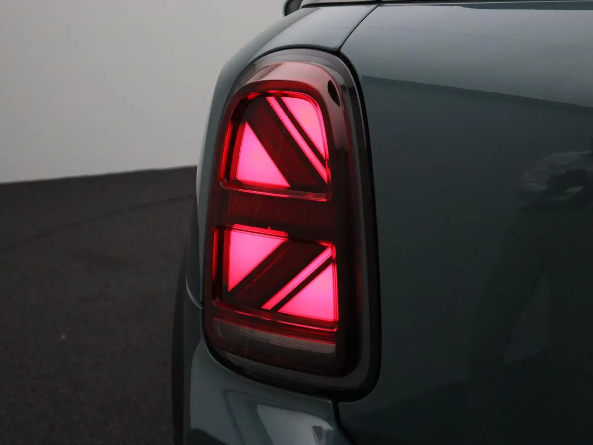 Cooper S ALL4 John Cooper Works + Harman-Kardon + Glazen panoramadak + 	Achteruitrijcamera + Comfort Access + Elektrisch verwarmde voorstoelen + 19'' + 	Park Assistant