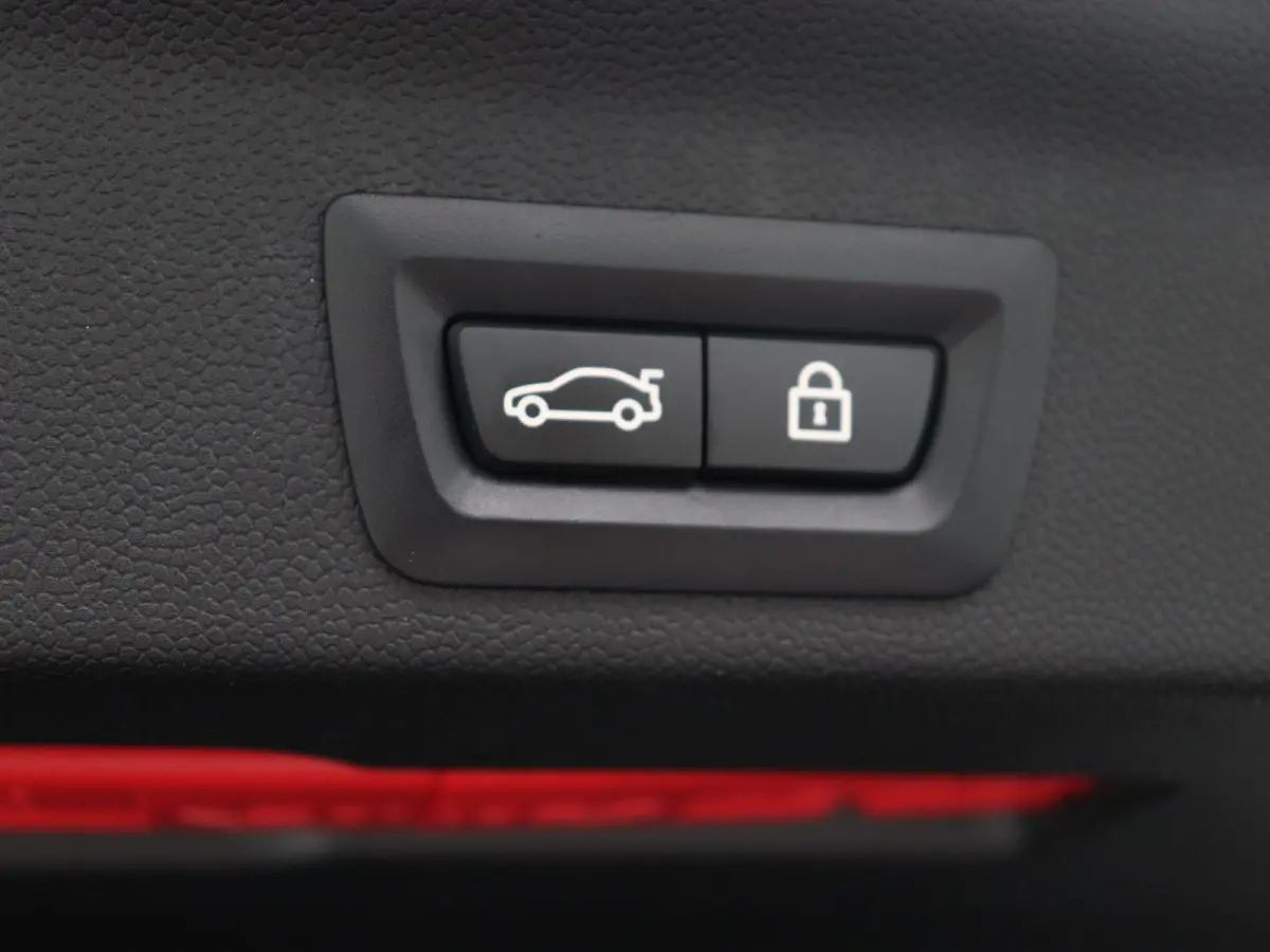 Cooper S ALL4 John Cooper Works + Harman-Kardon + Glazen panoramadak + 	Achteruitrijcamera + Comfort Access + Elektrisch verwarmde voorstoelen + 19'' + 	Park Assistant