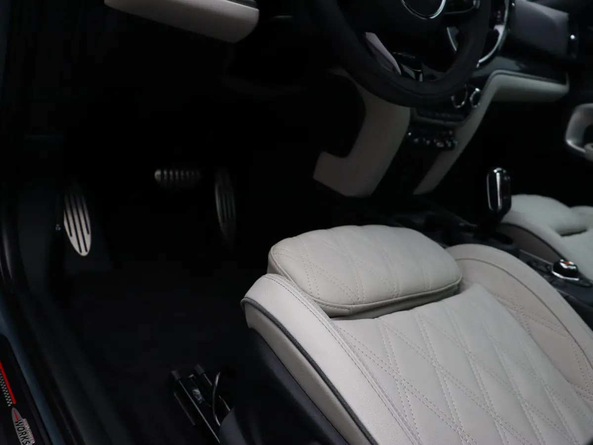 Cooper S ALL4 John Cooper Works + Harman-Kardon + Glazen panoramadak + 	Achteruitrijcamera + Comfort Access + Elektrisch verwarmde voorstoelen + 19'' + 	Park Assistant