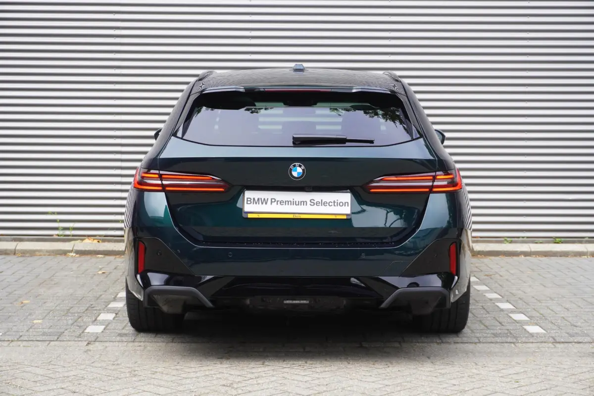 eDrive40 | M Sportpakket Pro | Glazen panoramadak | Adaptief onderstel professional | Trekhaak met elektrisch wegklapbare kogel | Bowers & Wilkins Surround Sound System | Driving Assistant P